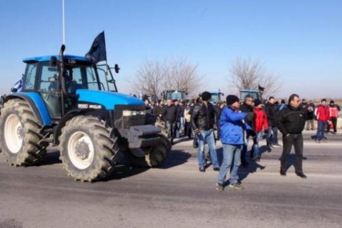 Στα διόδια Μαλγάρων αγρότες της ευρύτερης περιοχής Στα διόδια Μαλγάρων αγρότες της ευρύτερης περιοχής