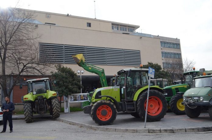 υποστολή σημαίας στα μπλόκα ΑΜ-Θ- κατάληψη νομαρχίας Ροδόπης