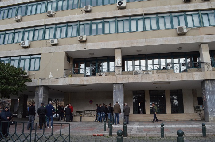 υποστολή σημαίας στα μπλόκα ΑΜ-Θ- κατάληψη νομαρχίας Ροδόπης