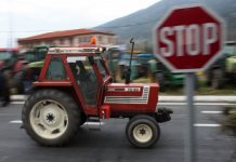 Σπάρτη: Αγρότες έχουν αποκλείσει το διοικητήριο της ΠΕ Λακωνίας