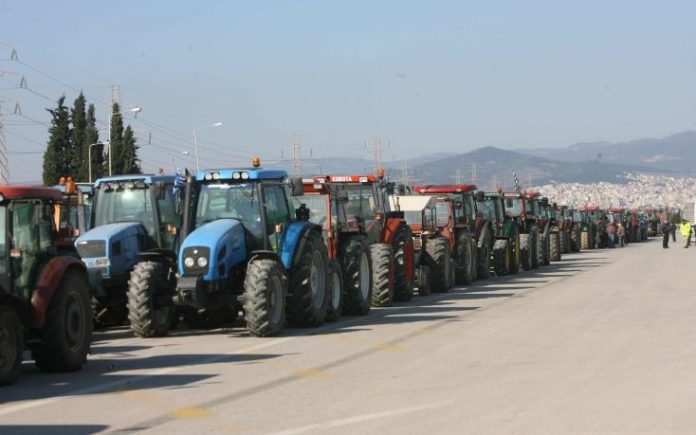 Με αποκλεισμούς δρόμων απαντούν αγρότες της Πελοποννήσου και της Αιτωλοακαρνανίας