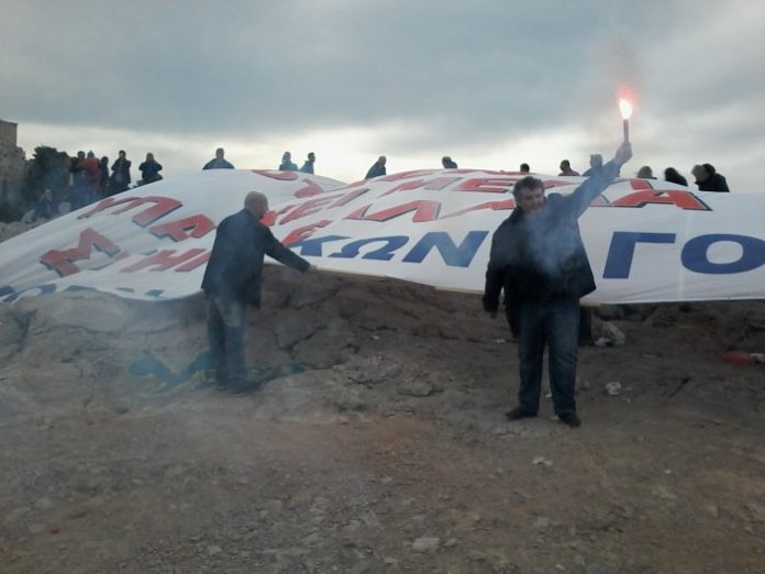 Πανό στο λόφο της Πνύκας ανάρτησαν παραγωγοί μέλη της Ομοσπονδίας των Λαϊκών Αγρών Πανό στο λόφο της Πνύκας ανάρτησαν παραγωγοί μέλη της Ομοσπονδίας των Λαϊκών Αγρών