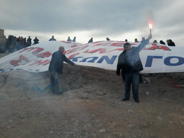 Πανό στο λόφο της Πνύκας ανάρτησαν παραγωγοί μέλη της Ομοσπονδίας των Λαϊκών Αγρών