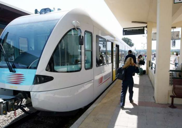 Ακινητοποιημένος συρμός προαστιακού λόγω διακοπής ρεύματος - Προσωρινή διακοπή δρομολογίων προς αεροδρόμιο Ακινητοποιημένος συρμός προαστιακού λόγω διακοπής ρεύματος - Προσωρινή διακοπή δρομολογίων προς αεροδρόμιο