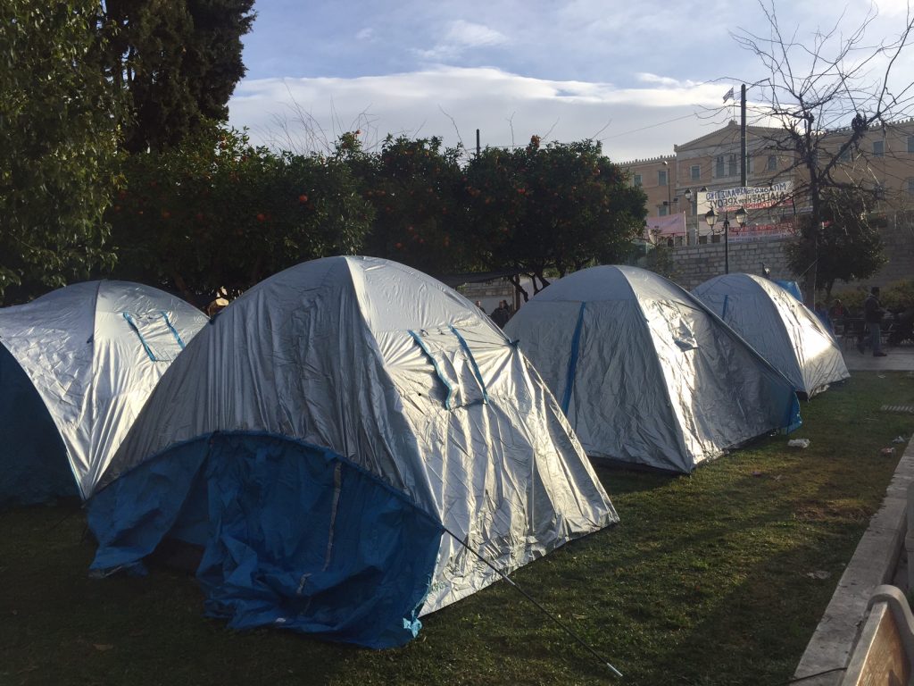 Το φυλλάδιο με τα αιτήματα της Πανελλαδικής Μπλόκων που διανέμεται στο Σύνταγμα