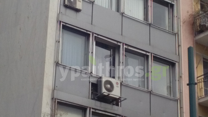 σπασμένα τζάμια στο ΥπΑΑΤ