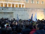 Στο Σύνταγμα έχουν εδώ και ώρα αγρότες μαζί με τα τρακτέρ, τα οποία έχουν παρατάξει μπροστά από τη Βουλή.