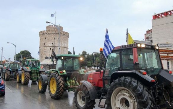 Β. Ελλάδα: Έρχονται Αθήνα αλλά δεν αποδυναμώνουν τα μπλόκα οι αγρότες