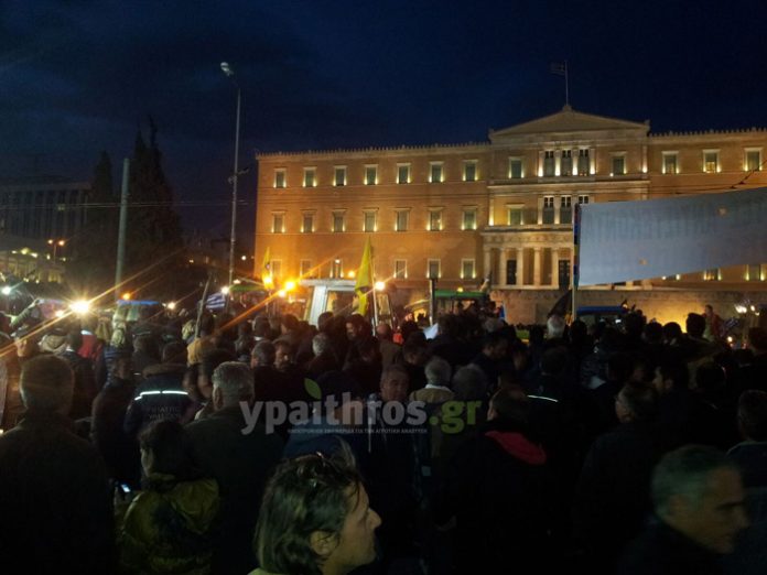 Στο Σύνταγμα έχουν εδώ και ώρα αγρότες μαζί με τα τρακτέρ, τα οποία έχουν παρατάξει μπροστά από τη Βουλή.