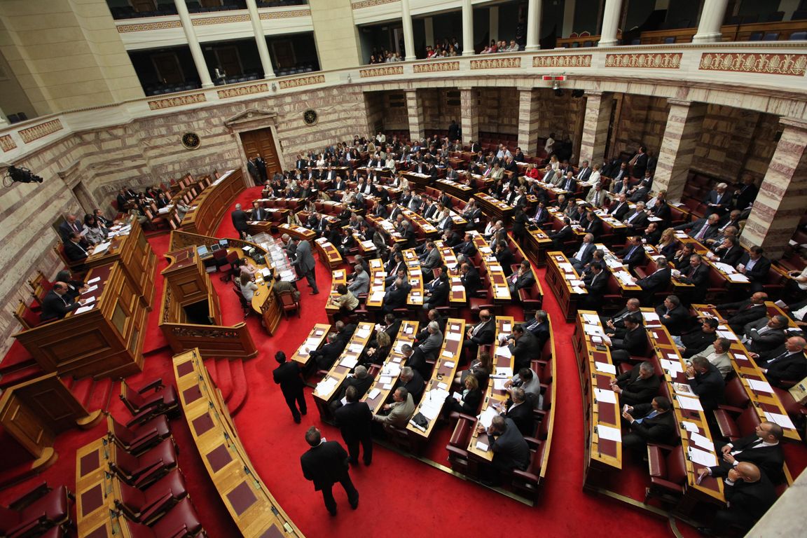 live-i-syzitisi-tou-n-s-gia-tous-synetairismous-sti-vouli-16742