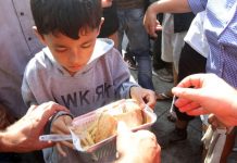 Αντί για εκδηλώσεις, μαγειρεύουν 900 μερίδες φαγητού για τους πρόσφυγες στην Κοζάνη
