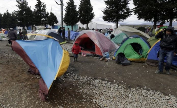 Ειδομένη: Αγρότης επιχείρησε να οργώσει δίπλα στις σκηνές Ειδομένη: Αγρότης επιχείρησε να οργώσει δίπλα στις σκηνές