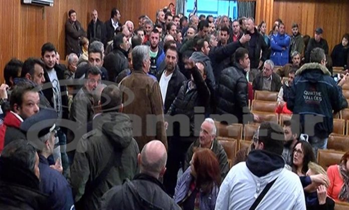 Διαμαρτυρία αγροτών σε εκδήλωση του ΣΥΡΙΖΑ Καβάλας Διαμαρτυρία αγροτών σε εκδήλωση του ΣΥΡΙΖΑ Καβάλας
