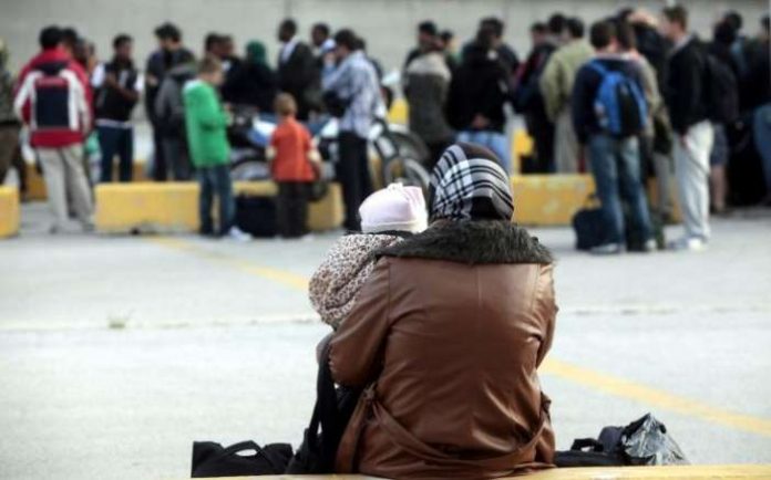 Στους 3.680 οι πρόσφυγες και μετανάστες που φιλοξενούνται στο λιμάνι του Πειραιά Στους 3.680 οι πρόσφυγες και μετανάστες που φιλοξενούνται στο λιμάνι του Πειραιά