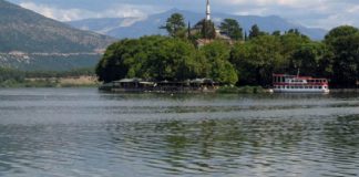 Μυστηριώδης αφρός καλύπτει τη λίμνη των Ιωαννίνων
