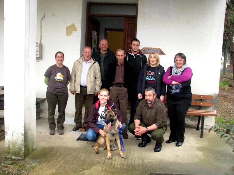 enas-skylos-sti-machi-kata-ton-dolomaton-25125