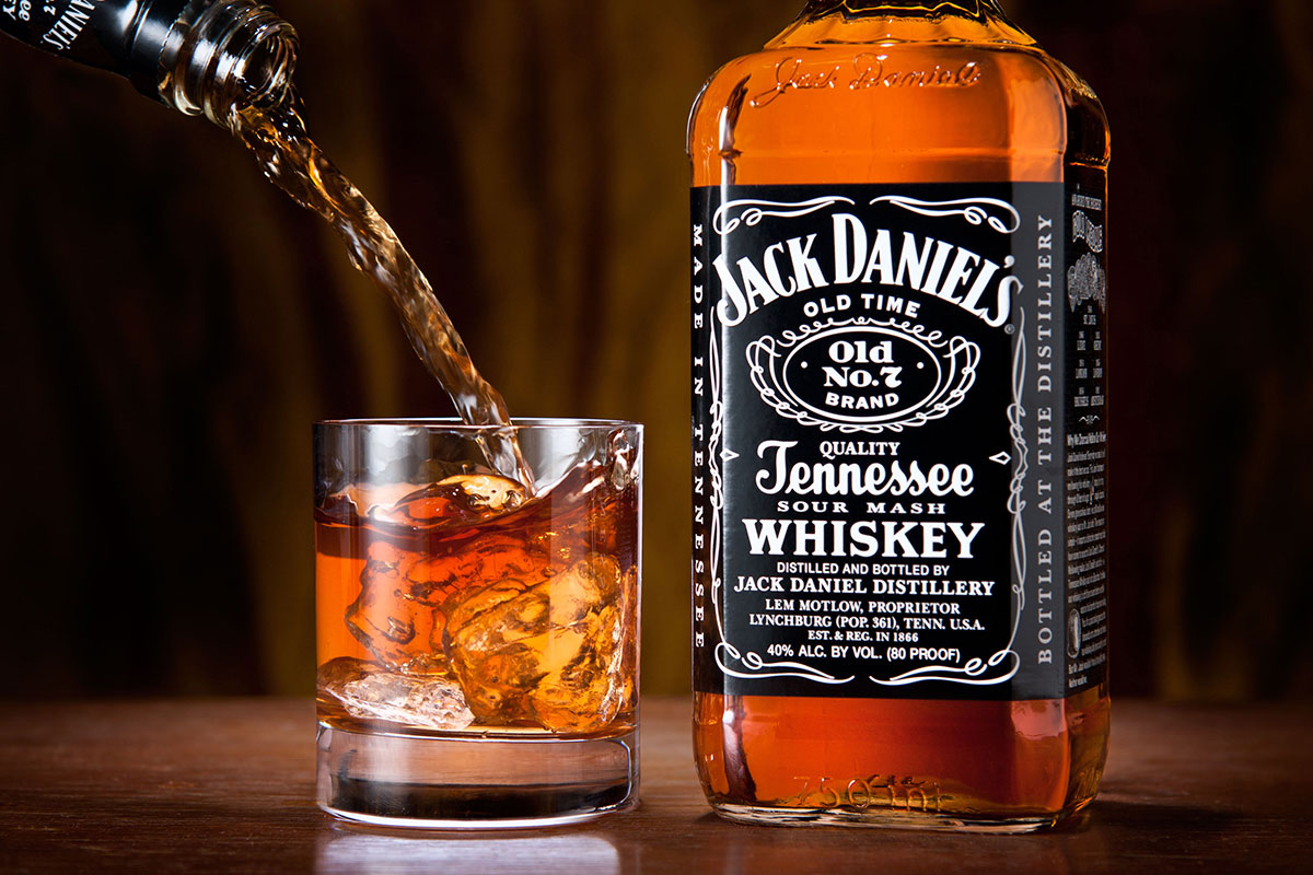 skoura-ta-vrike-se-asia-rosia-i-etaireia-pou-paragei-to-jack-daniels-20359