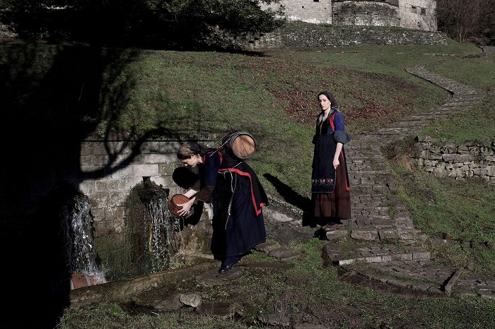 Στη σκιά της Ιστορίας που οδηγεί στο αύριο