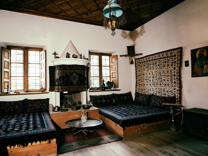 Στη σκιά της Ιστορίας που οδηγεί στο αύριο