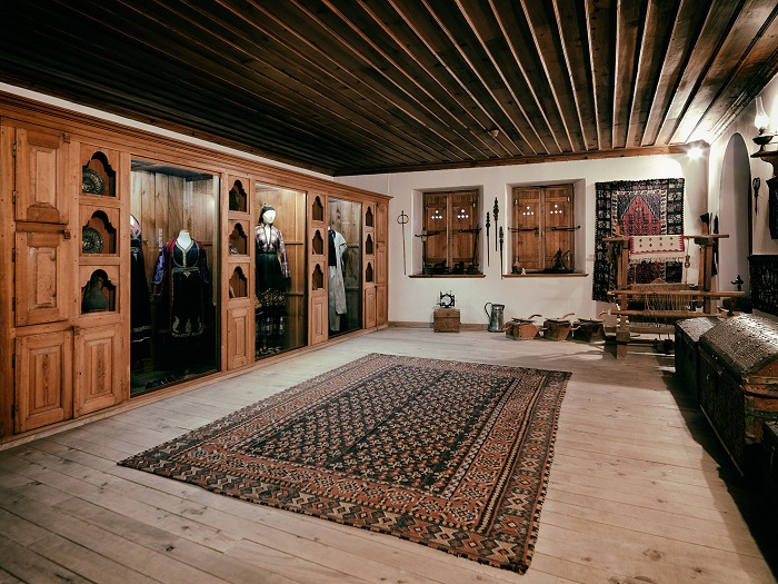 Στη σκιά της Ιστορίας που οδηγεί στο αύριο