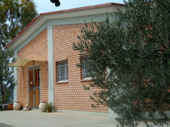 Από την τράπεζα στη μελισσοκομία με αξιώσεις Από την τράπεζα στη μελισσοκομία με αξιώσεις