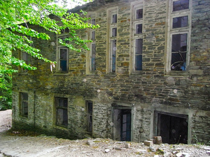 ΤΟ ΣΑΝΑΤΟΡΙΟ ΤΟΥ ΓΕΩΡΓΙΟΥ ΚΑΡΑΜΑΝΗ, ΣΤΟ ΠΗΛΙΟ