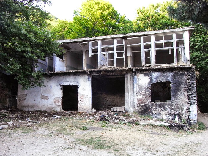 ΤΟ ΣΑΝΑΤΟΡΙΟ ΤΟΥ ΓΕΩΡΓΙΟΥ ΚΑΡΑΜΑΝΗ, ΣΤΟ ΠΗΛΙΟ