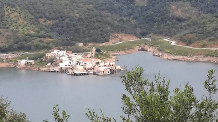 Το βυθισμένο χωριό Σφεντύλι άρχισε πάλι να αναδύεται! Το βυθισμένο χωριό Σφεντύλι άρχισε πάλι να αναδύεται!