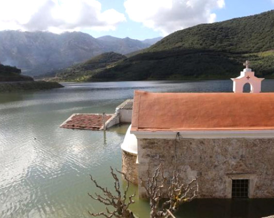Το βυθισμένο χωριό Σφεντύλι άρχισε πάλι να αναδύεται!
