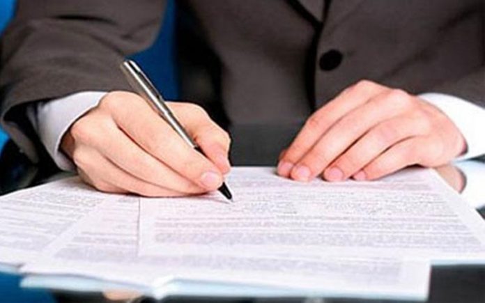 Έπεσαν υπογραφές στην πρώτη συμφωνία του «Πακέτου Γιούνκερ» Έπεσαν υπογραφές στην πρώτη συμφωνία του «Πακέτου Γιούνκερ»