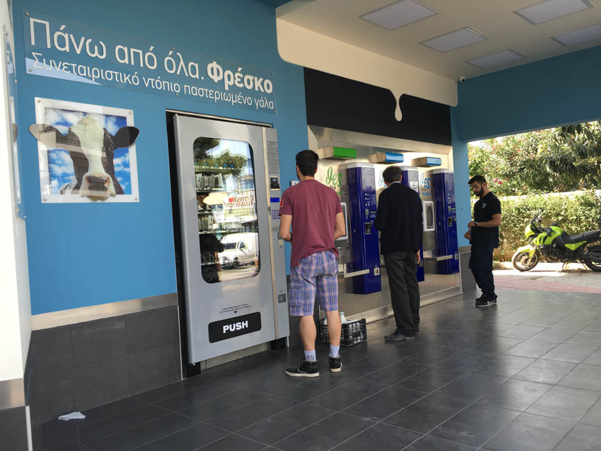 Οδοιπορικό του ypaithros.gr στα ΑΤΜ γάλακτος του ΘΕΣγάλα στην Αθήνα (φωτορεπορτάζ)