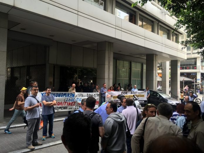 Κατάληψη του ΥΠΟΙΟ από τους εφοριακούς Κατάληψη του ΥΠΟΙΟ από τους εφοριακούς