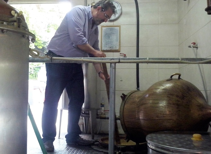 sta-kazania-tis-pierias-tsipouro-apo-koumara-olybou-33287