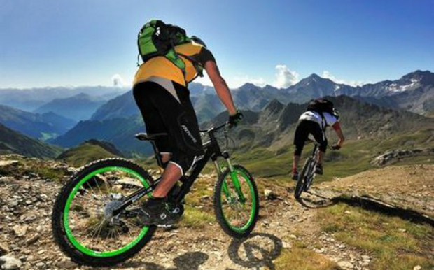 proteraiotita-stis-enallaktikes-morfes-tourismou-dinei-to-ypoio-meso-espa-32430