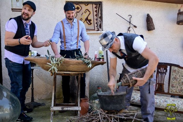 Τρεις νέοι παράγουν καλλυντικά από αγνό ελαιόλαδο Τρεις νέοι παράγουν καλλυντικά από αγνό ελαιόλαδο