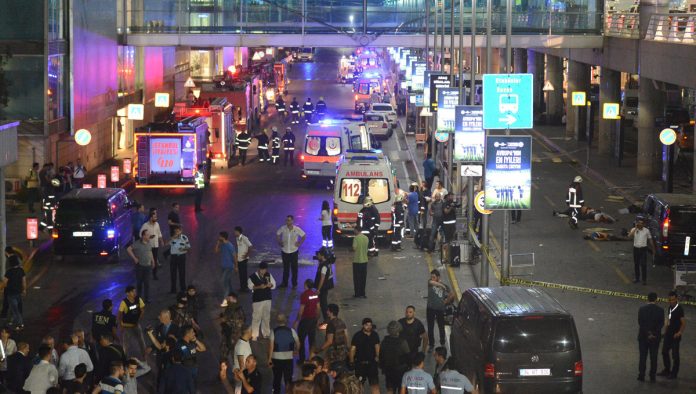 Στους 36 οι νεκροί από την τριπλή επίθεση στο αεροδρόμιο Ατατούρκ