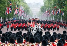 Λονδίνο: Στρατιωτική παρέλαση στα γενέθλια της Βασίλισσας Ελισάβετ