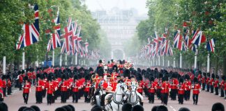 Λονδίνο: Στρατιωτική παρέλαση στα γενέθλια της Βασίλισσας Ελισάβετ