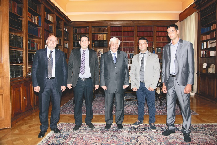 o-proedros-tis-dimokratias-vravefse-neous-agrotes-39030