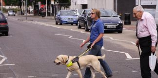 Στον Βούτση ομάδα τυφλών πολιτών που χρησιμοποιούν σκύλους οδηγούς για τις μετακινήσεις τους