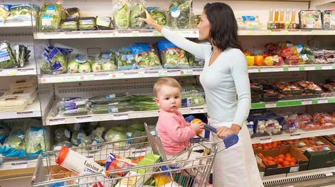 Σουπερμάρκετ: Ψάχνουν με το ντουφέκι τις προσφορές οι καταναλωτές
