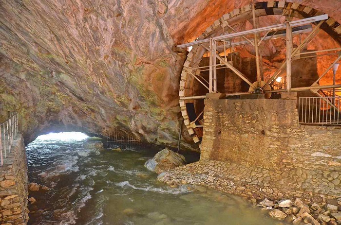 Ταξίδι στα έγκατα του ποταμού Αγγίτη