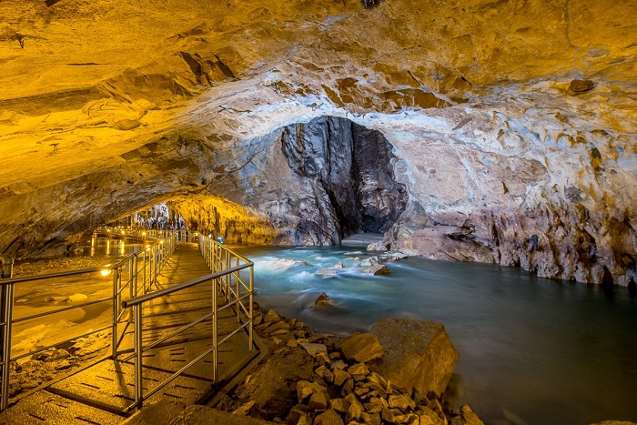 Ταξίδι στα έγκατα του ποταμού Αγγίτη