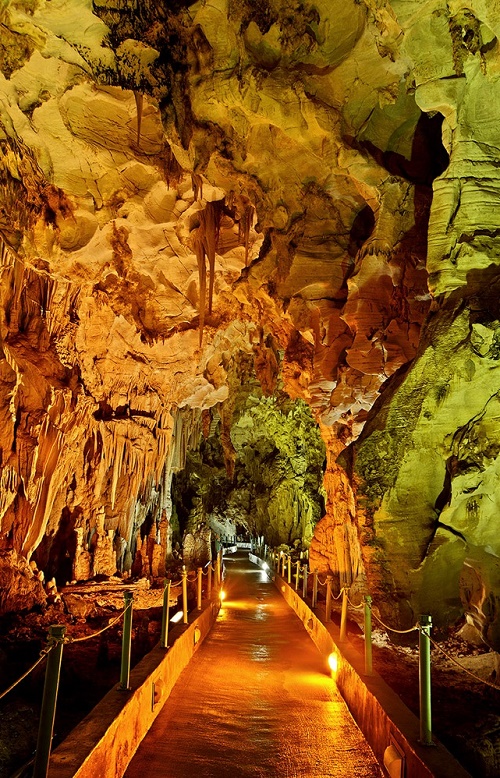 Ταξίδι στα έγκατα του ποταμού Αγγίτη