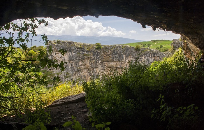Ταξίδι στα έγκατα  του ποταμού Αγγίτη