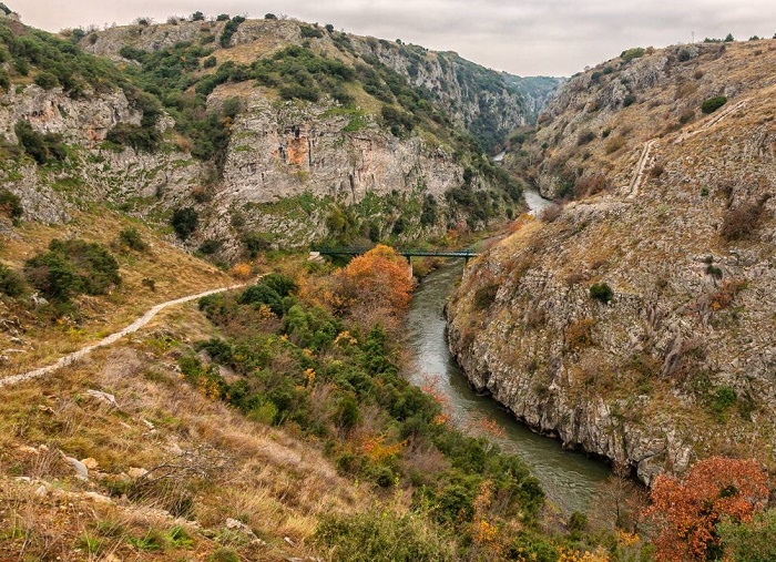 Ταξίδι στα έγκατα του ποταμού Αγγίτη
