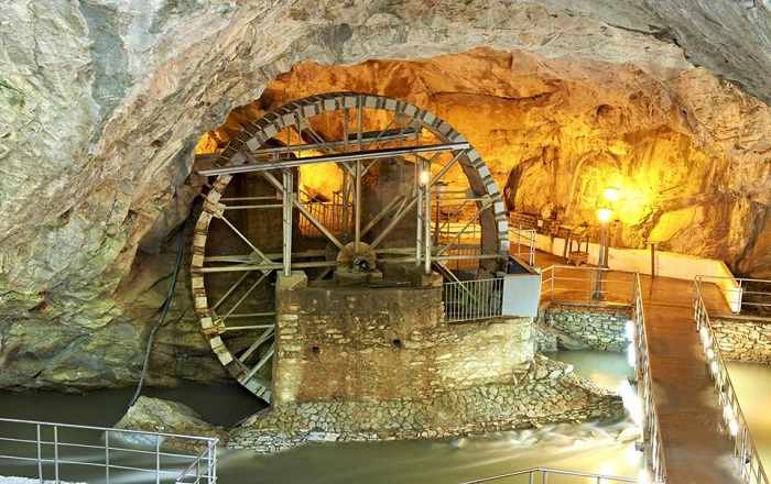 Ταξίδι στα έγκατα του ποταμού Αγγίτη