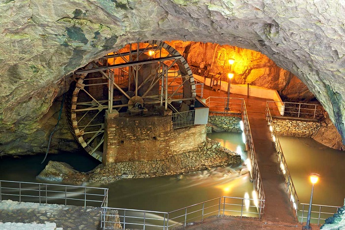 Ταξίδι στα έγκατα του ποταμού Αγγίτη