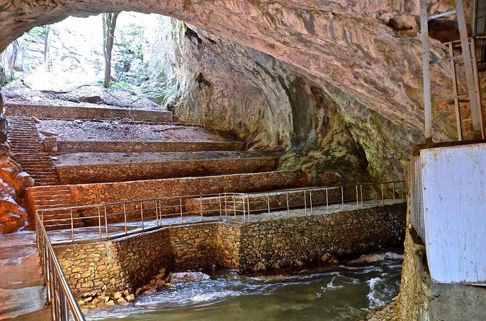 Ταξίδι στα έγκατα του ποταμού Αγγίτη