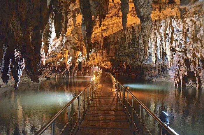 Ταξίδι στα έγκατα του ποταμού Αγγίτη